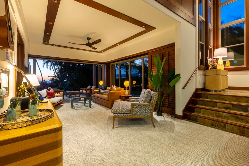 Una amplia sala de estar se abre a un patio mediante grandes puertas de vidrio.