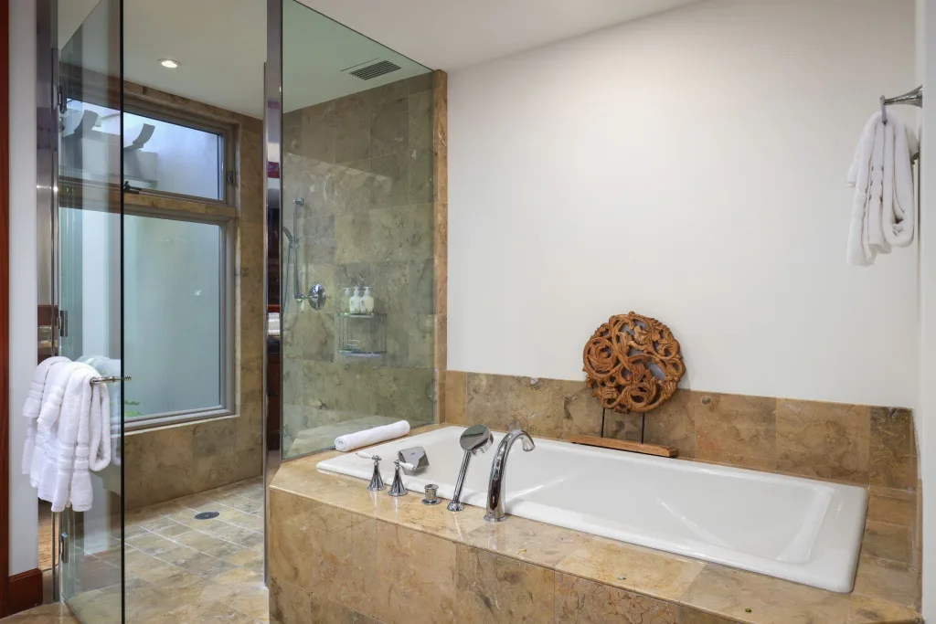 Un baño con bañera, ducha y ventana.