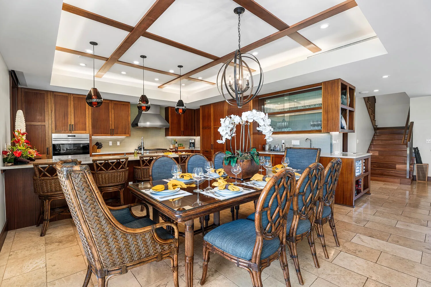 Una amplia cocina y comedor con una mesa larga preparada para comer.