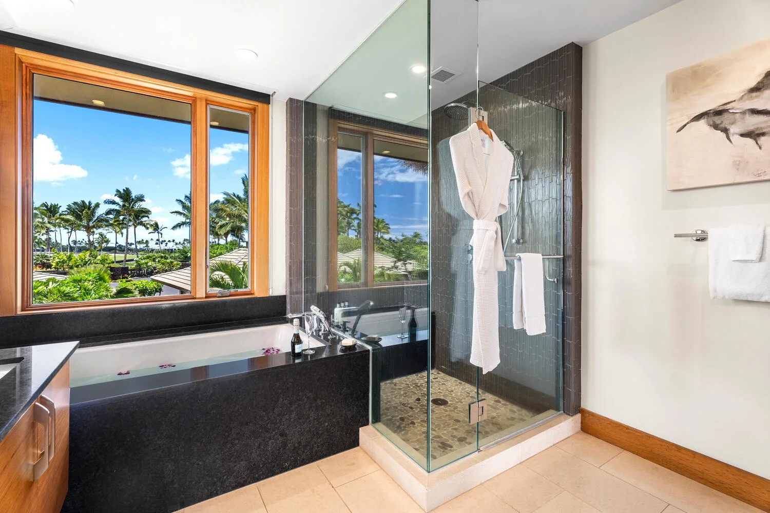 Un baño con bañera junto a una ducha de vidrio y ventanas grandes.