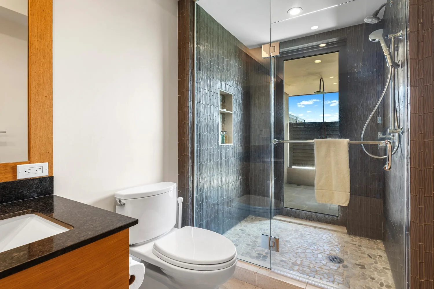 Un baño con lavabo, inodoro y ducha de vidrio.