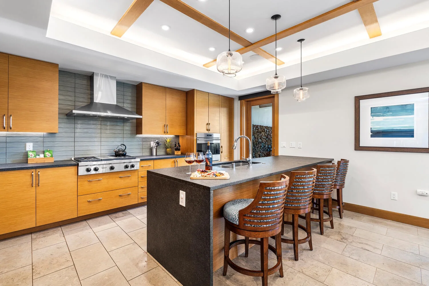 Una cocina moderna con gabinetes de madera y una gran isla central.