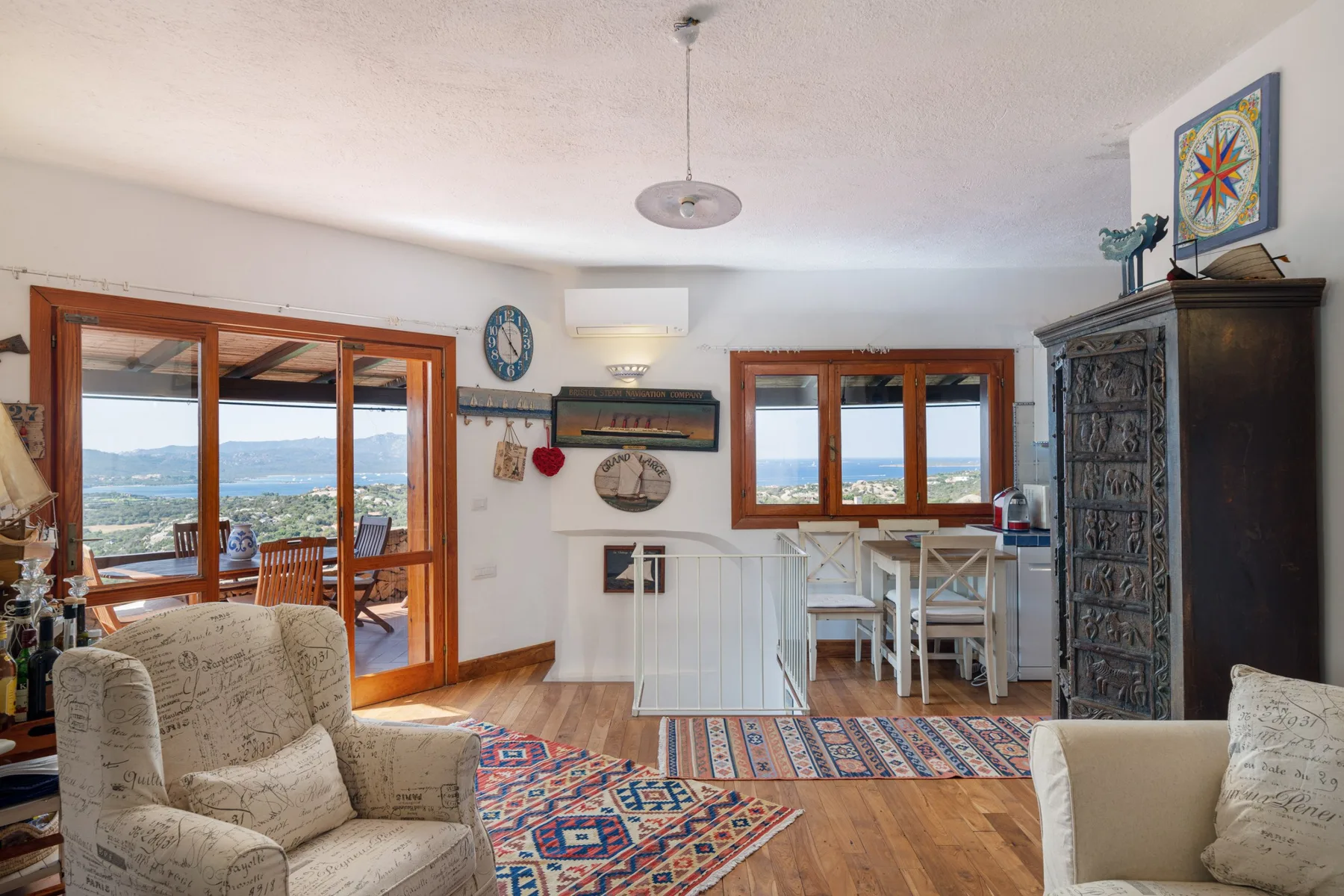 Una luminosa sala de estar y comedor se abre a un balcón con vistas al agua.