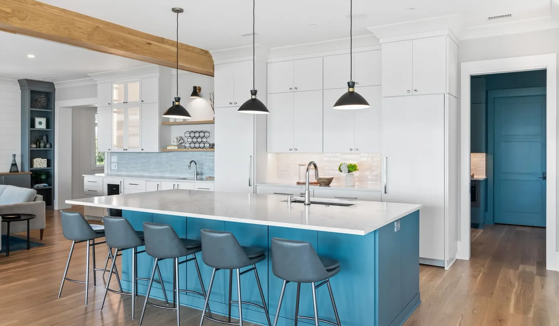Una cocina luminosa y abierta con una isla grande y asientos de barra.