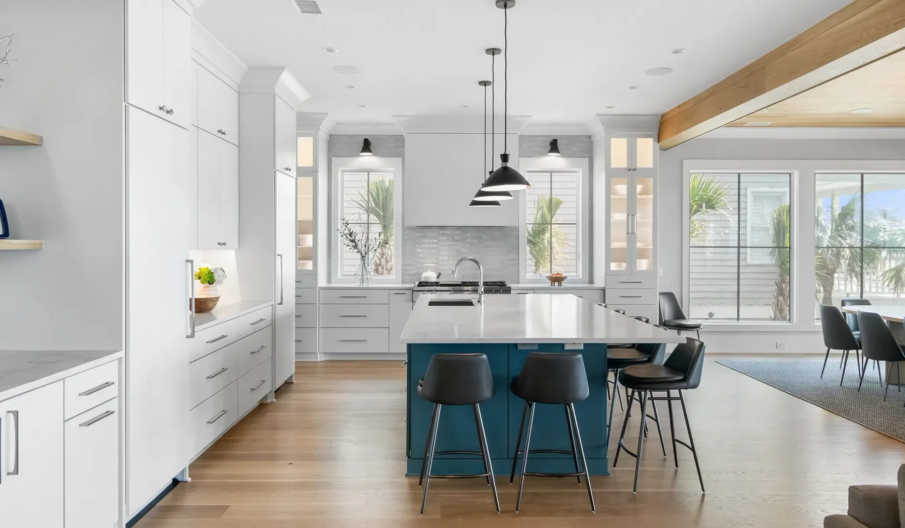 Una cocina luminosa y abierta con una isla central y comedor.