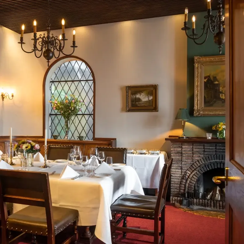 Hotel restaurant lounge