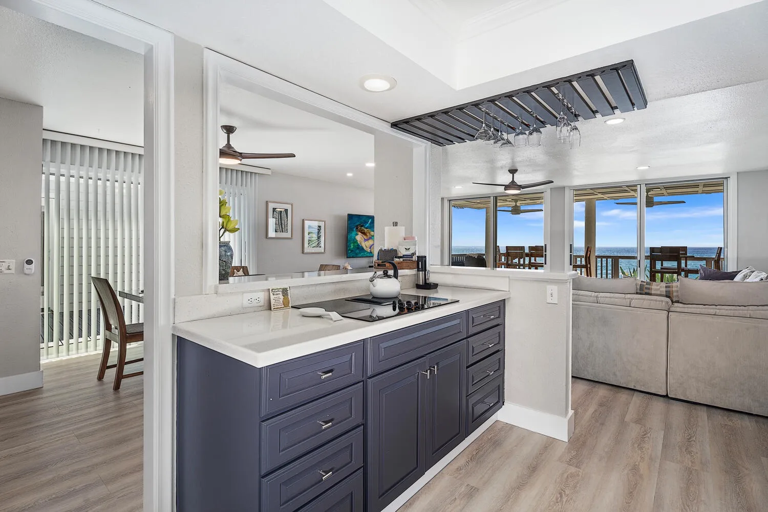 Cocina y sala de estar de concepto abierto, con una isla amplia y vistas al mar.