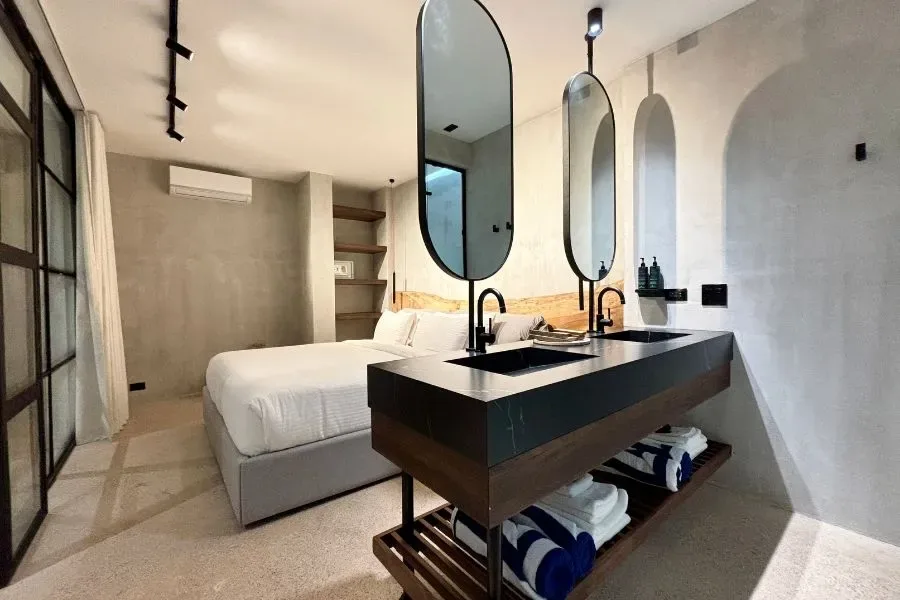 Hibiscus Suite bedroom and bathroom