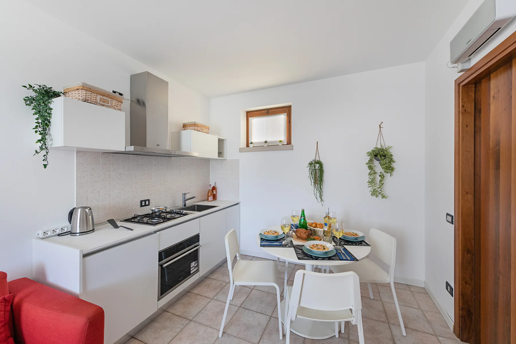Una luminosa cocina con comedor y una mesa junto a la encimera.