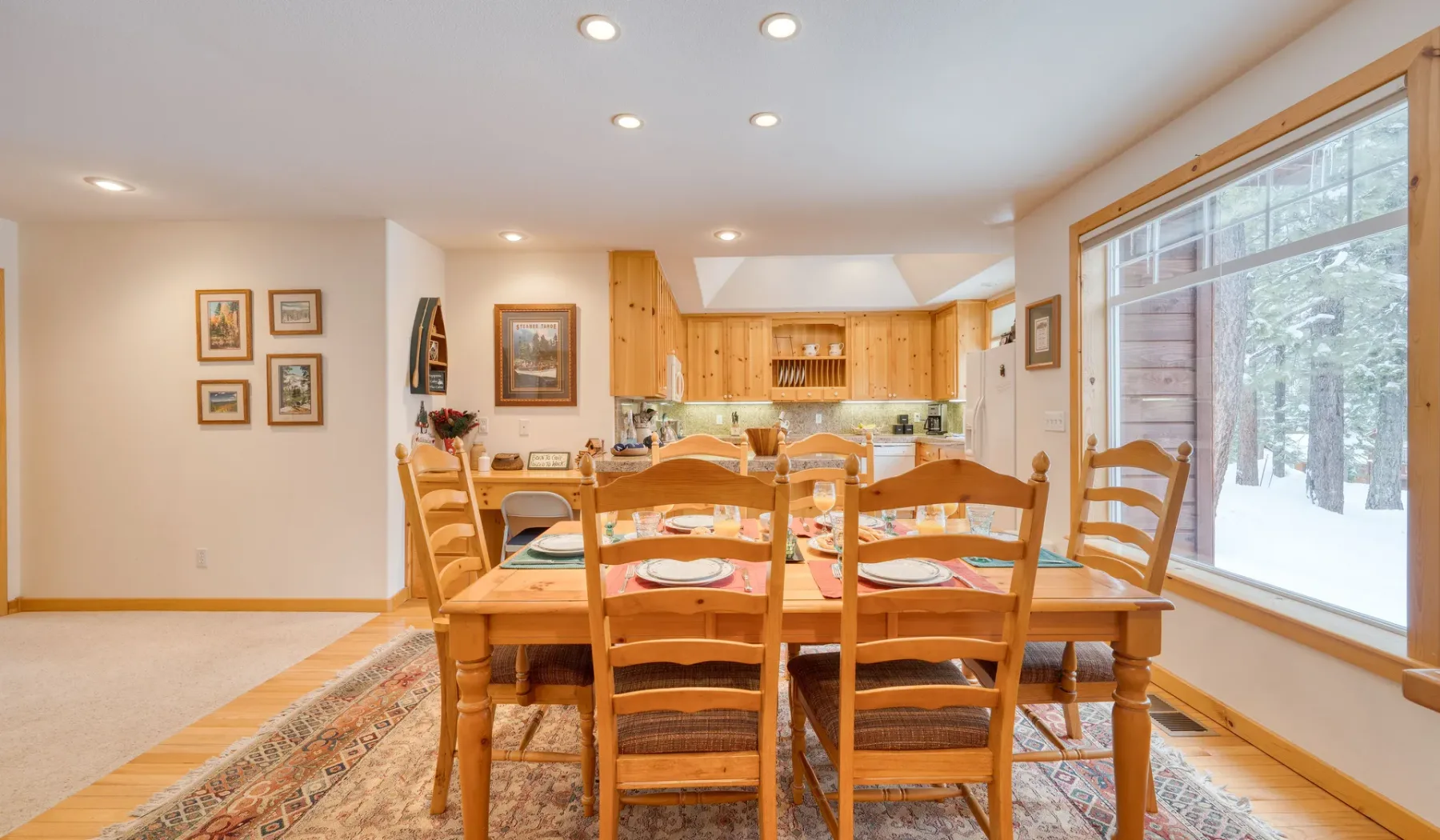 Comedor con una mesa de madera y una ventana amplia.