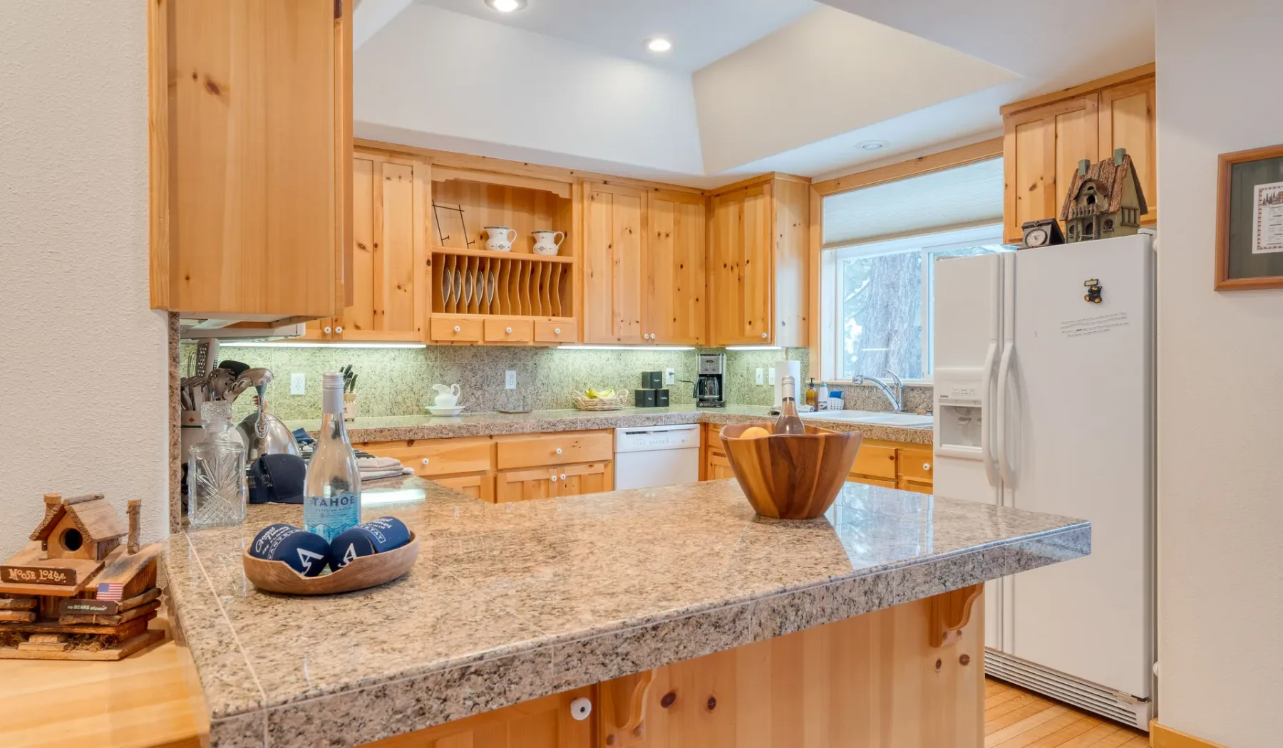 Una cocina amplia con gabinetes de madera y una gran isla central.