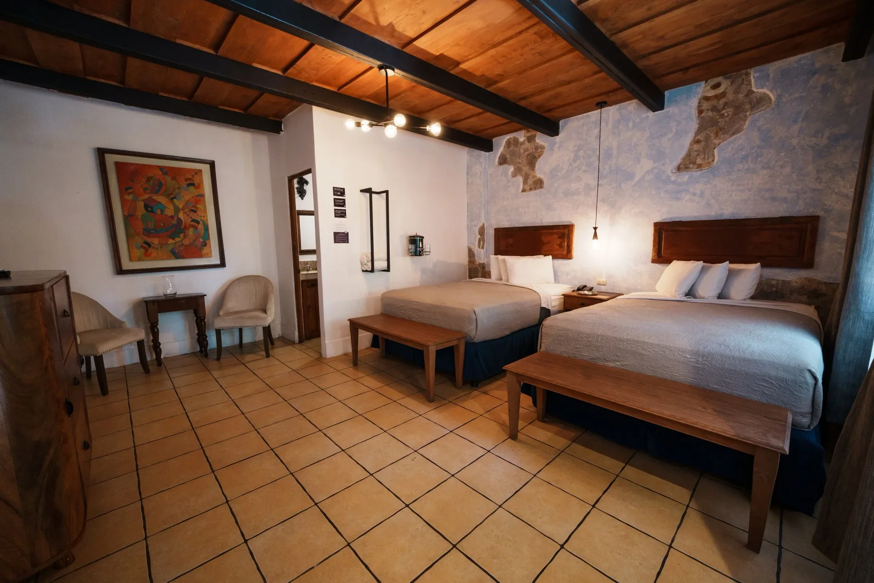 Habitación del hotel con dos camas individuales.