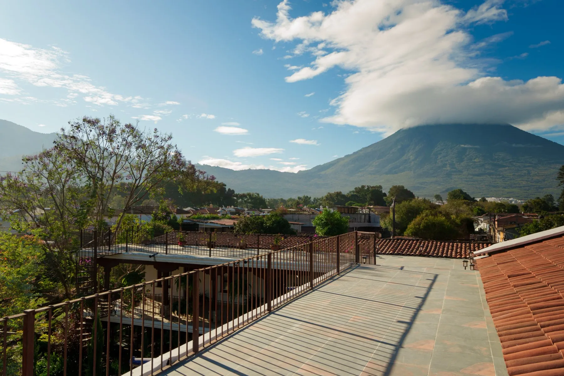 Vista al volcán desde la terraza del hotel.