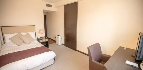 Habitación con cama semidoble