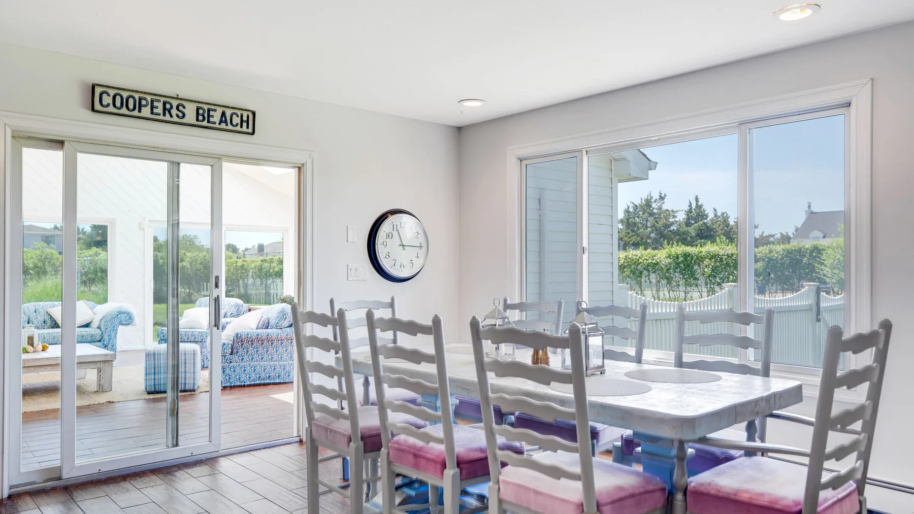 Un comedor luminoso con una mesa larga y puertas corredizas de vidrio que dan a un patio.