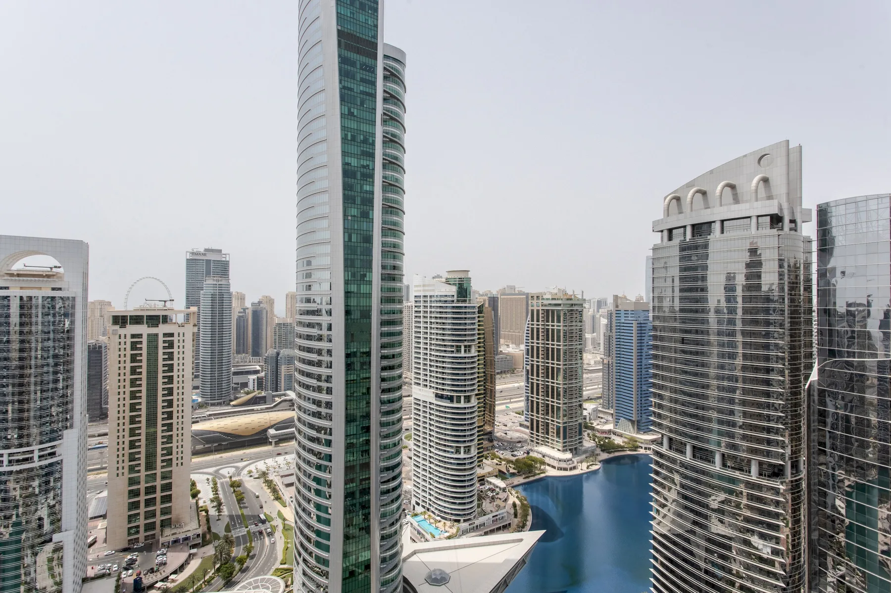 Un horizonte urbano de edificios altos modernos rodea una vía de agua azul.