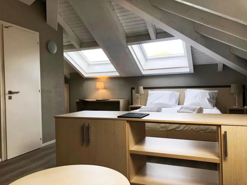Habitación de hotel abuhardillada