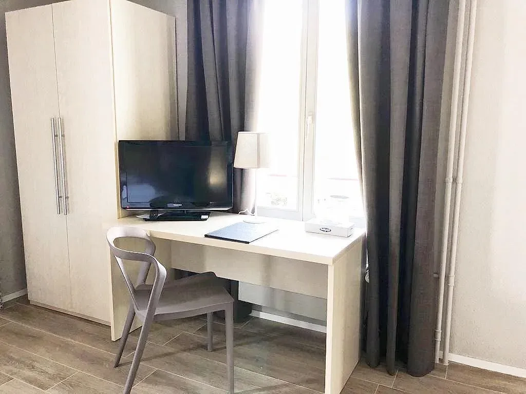 Zona de escritorio de la habitación del hotel
