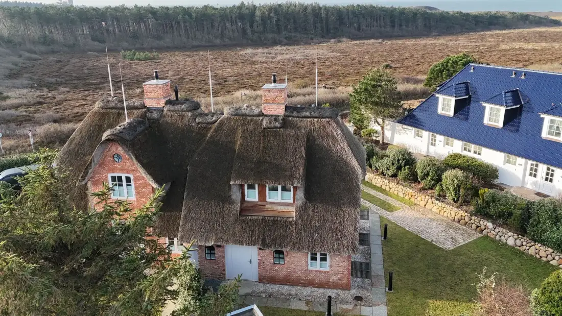 Hausteil mit ca. 123 m² Nutzfläche und Parkplatz.