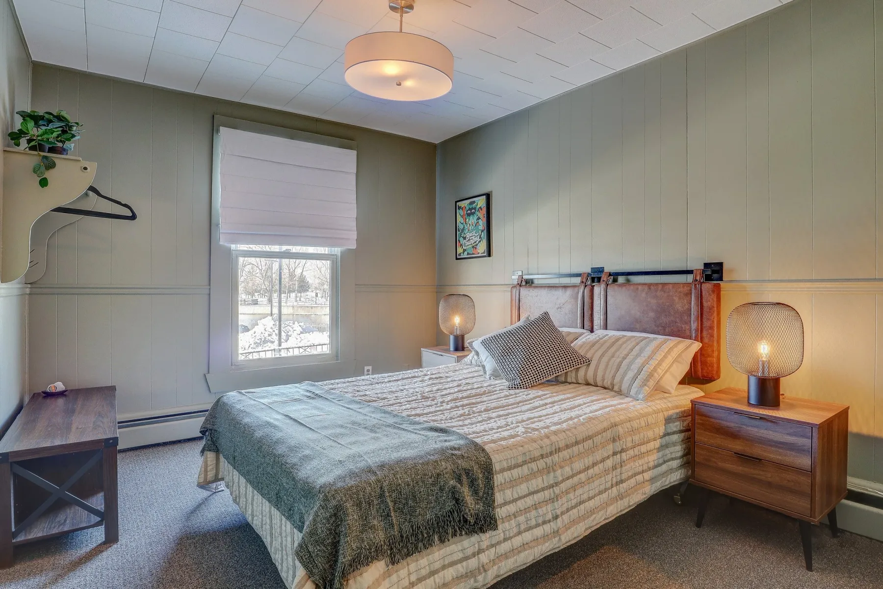 Queen room