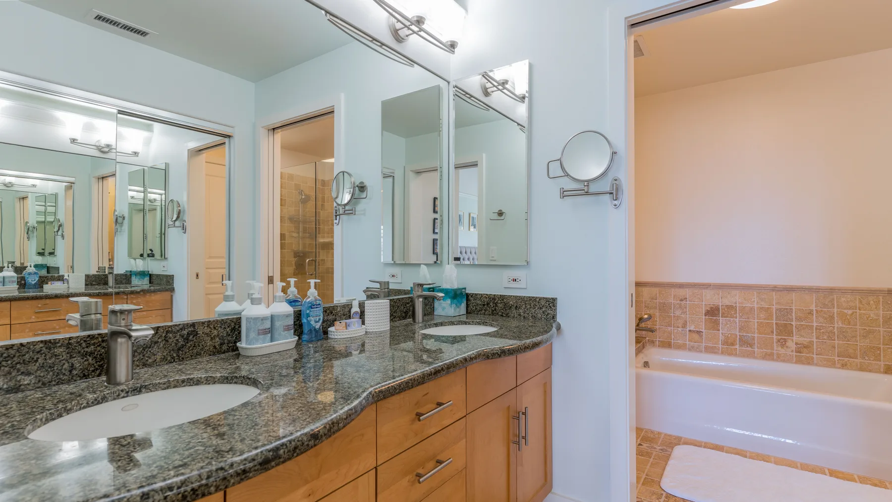 Se ve un lavabo de baño con una encimera larga y una bañera.