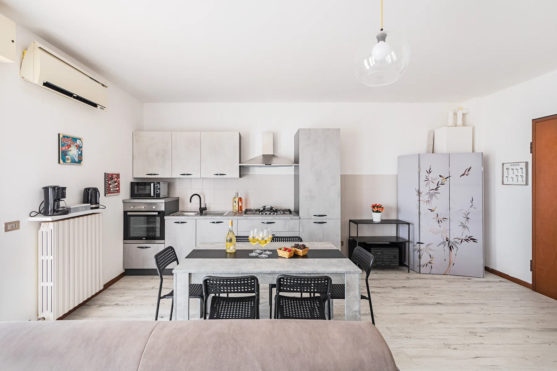 Una cocina y comedor luminosos con armarios, una mesa y asientos.