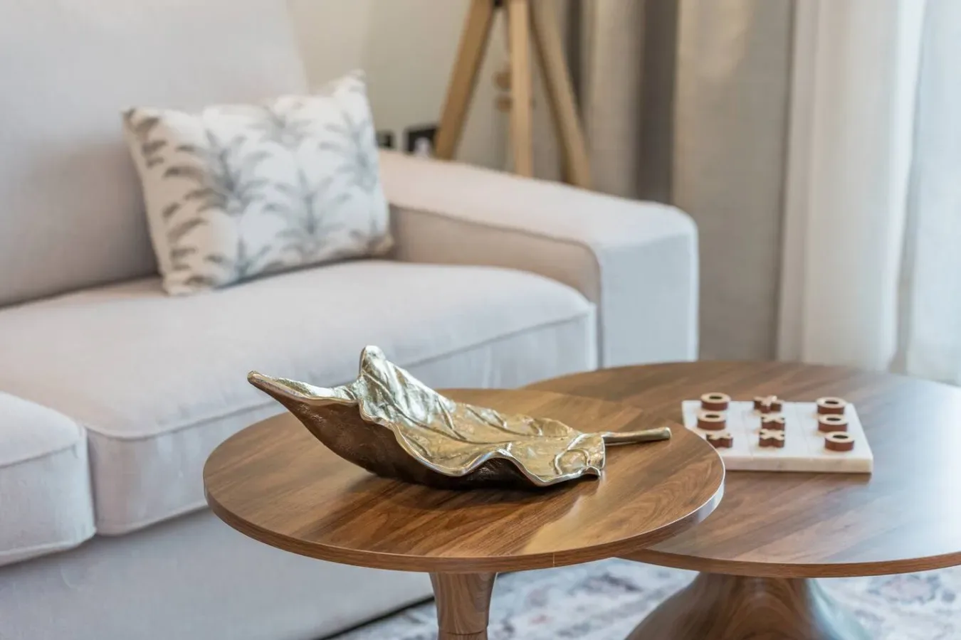 Una zona de estar con una mesa de centro redonda de madera y un cuenco decorativo.