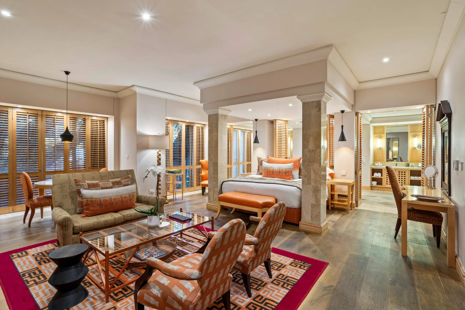 Cama y zona de estar de la suite de lujo
