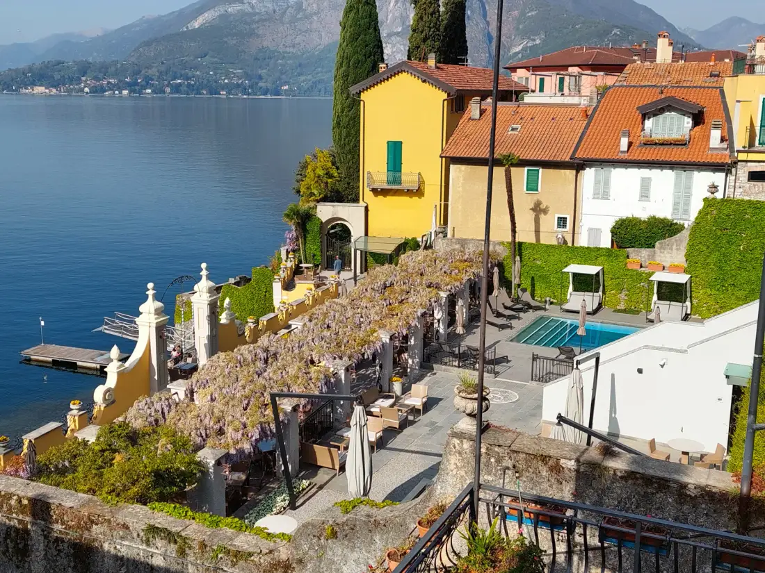 Una terraza junto al lago con asientos al aire libre ofrece vistas al agua y las montañas.
