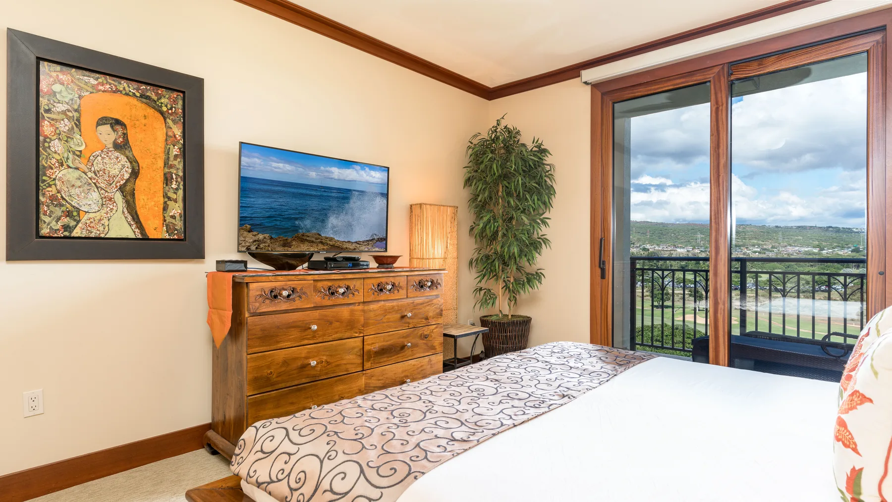 Un dormitorio con una cama, una cómoda de madera y grandes ventanas con vistas a un balcón.
