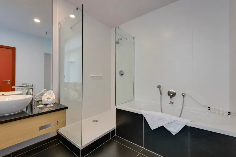 Bubble bath and shower in the business suite