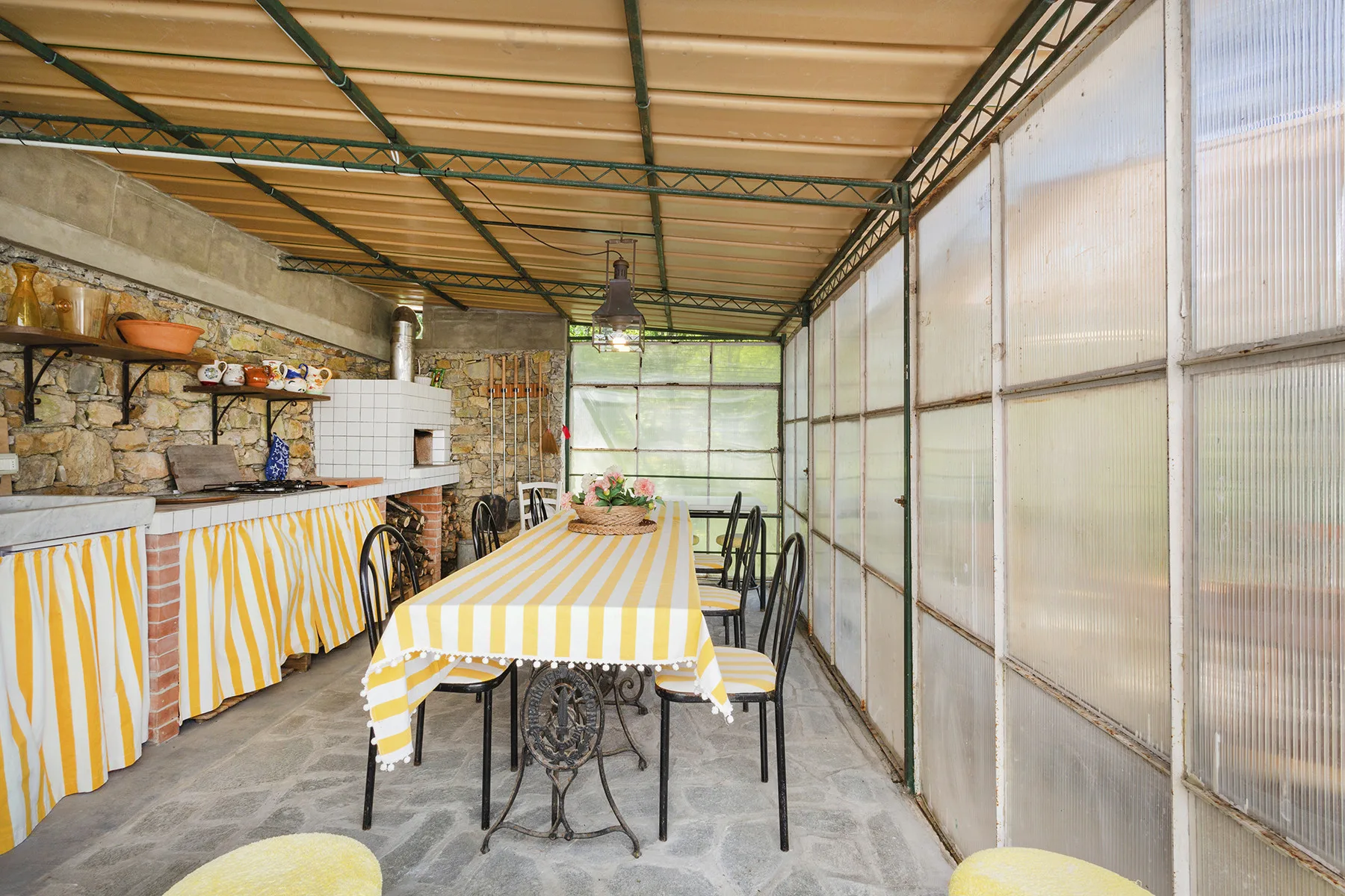Una zona de comedor cubierta con una mesa larga y un mantel a rayas.