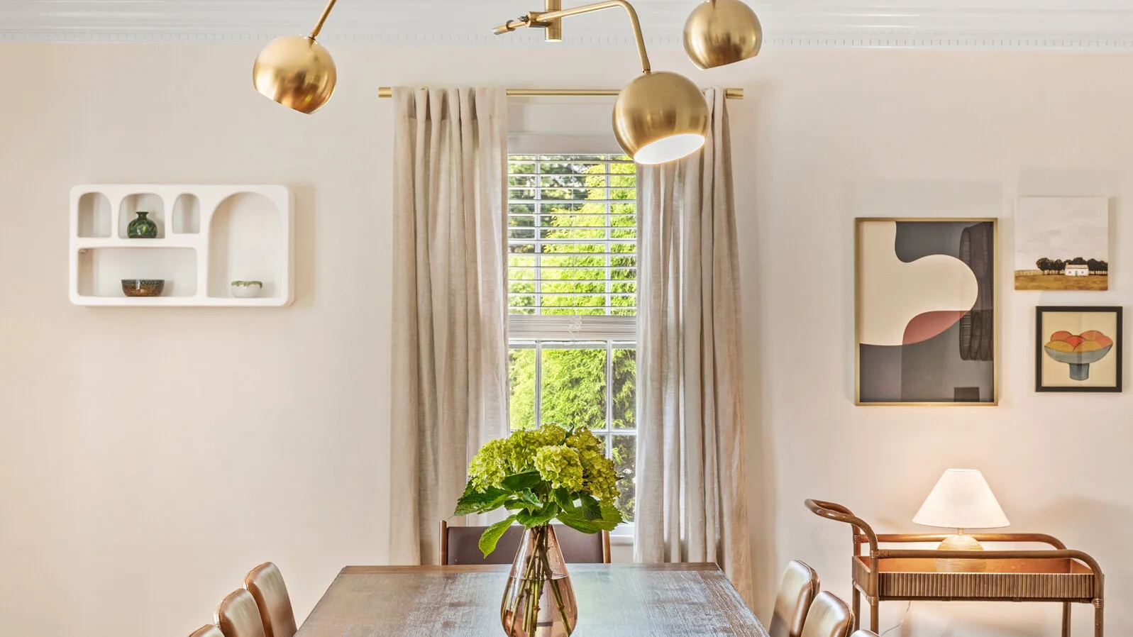 Una sala luminosa con mesa de comedor, ventana y asientos.