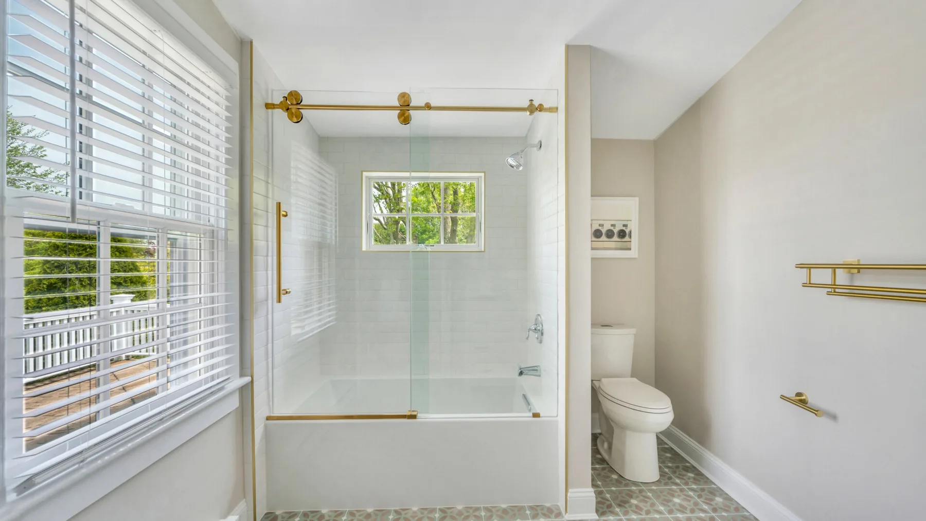 Un baño luminoso con bañera, ducha y ventana.