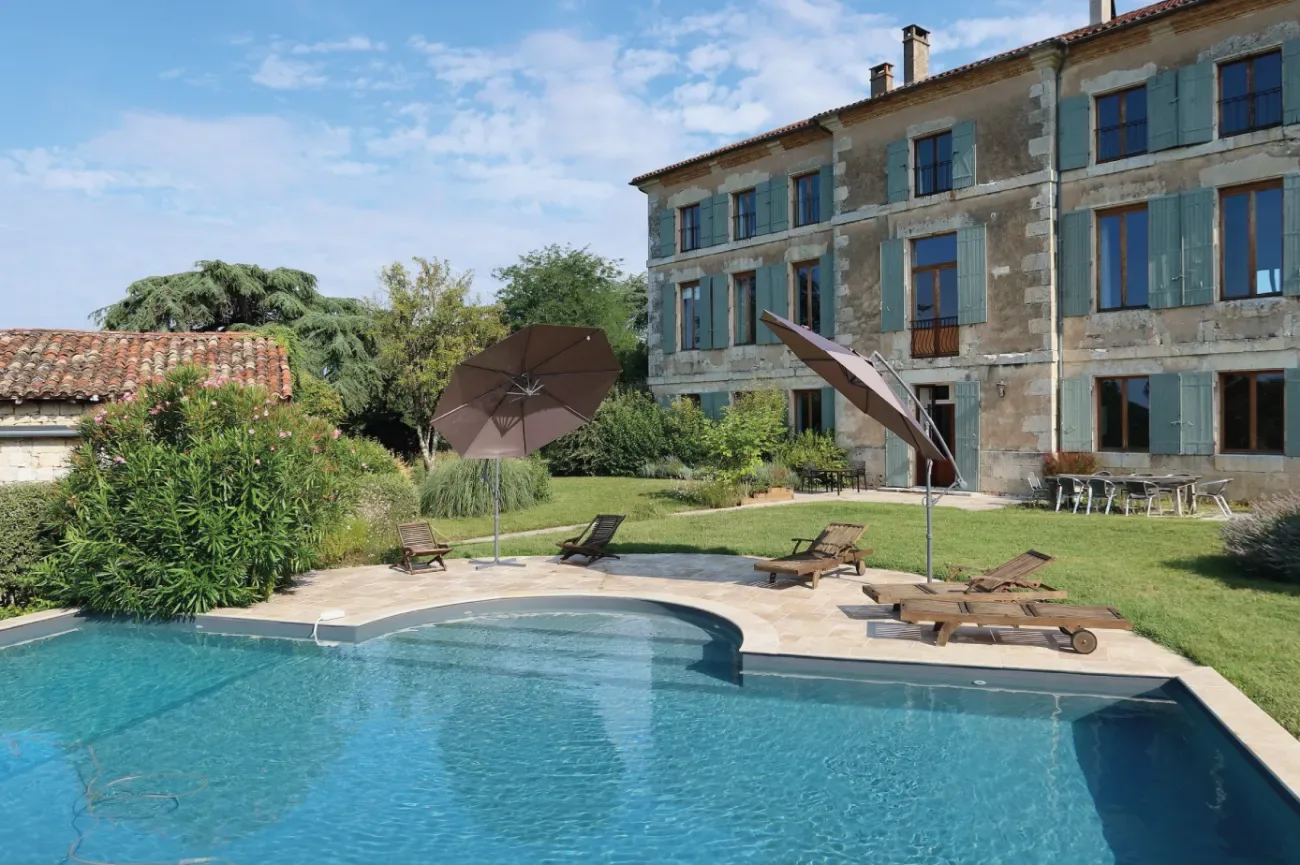 Domaine de Bernou, piscina y casa rural