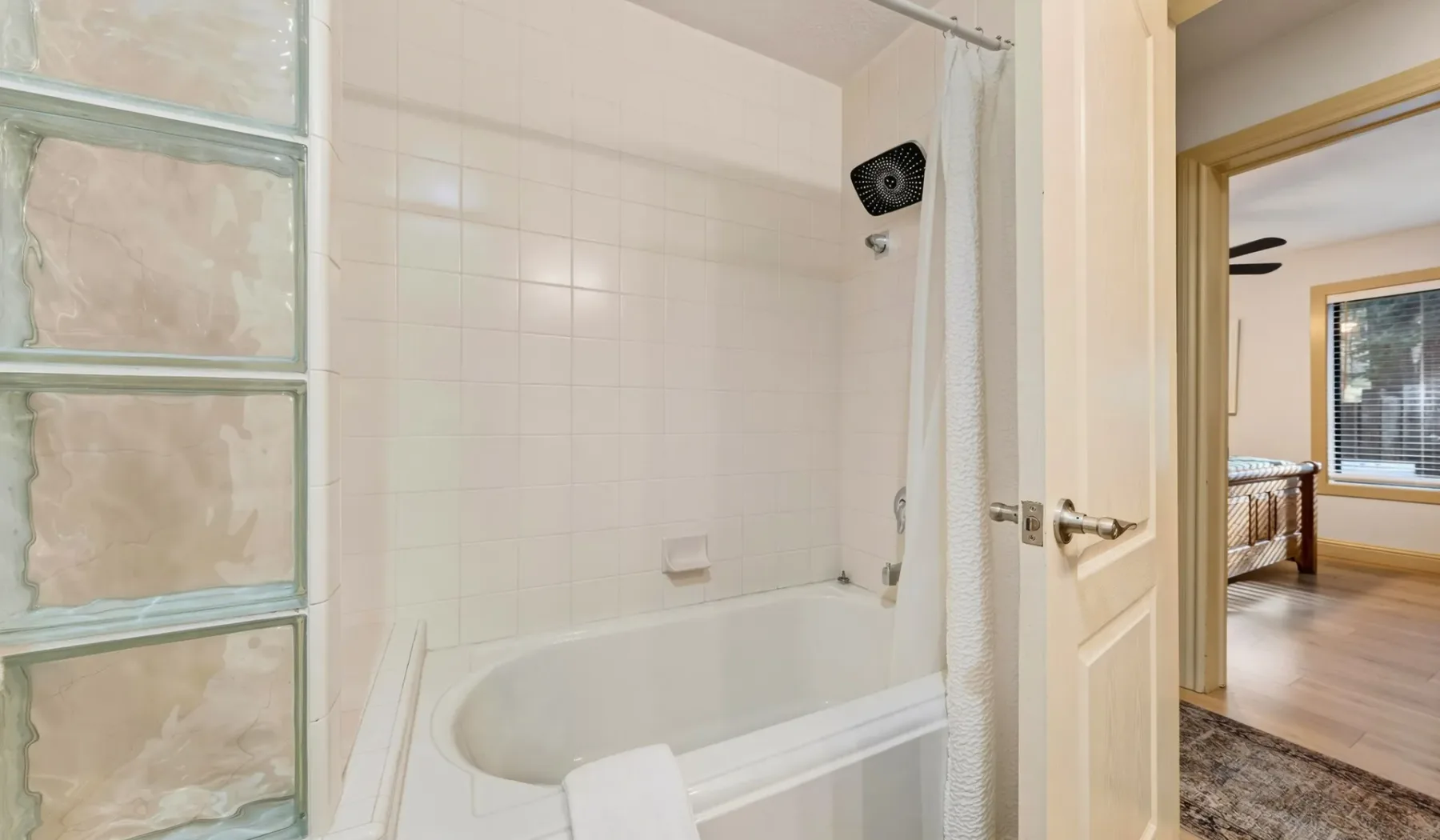 Un baño con azulejos, bañera y ducha.
