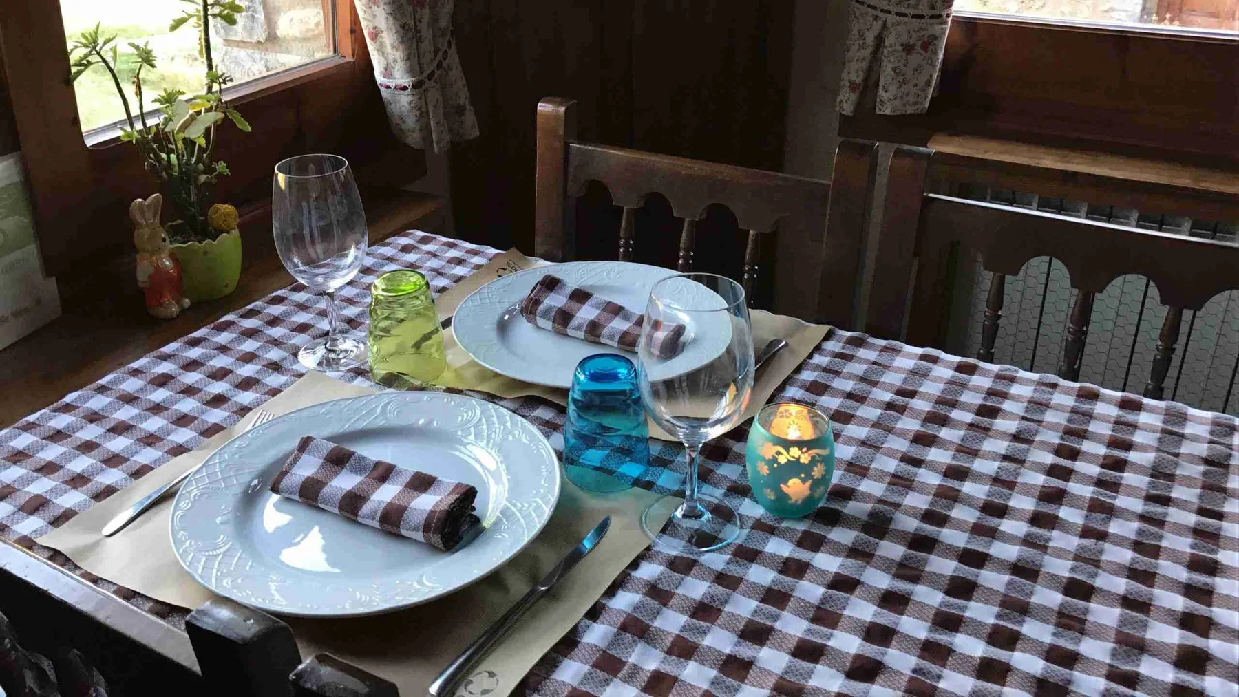 Mesa de comedor puesta para una comida