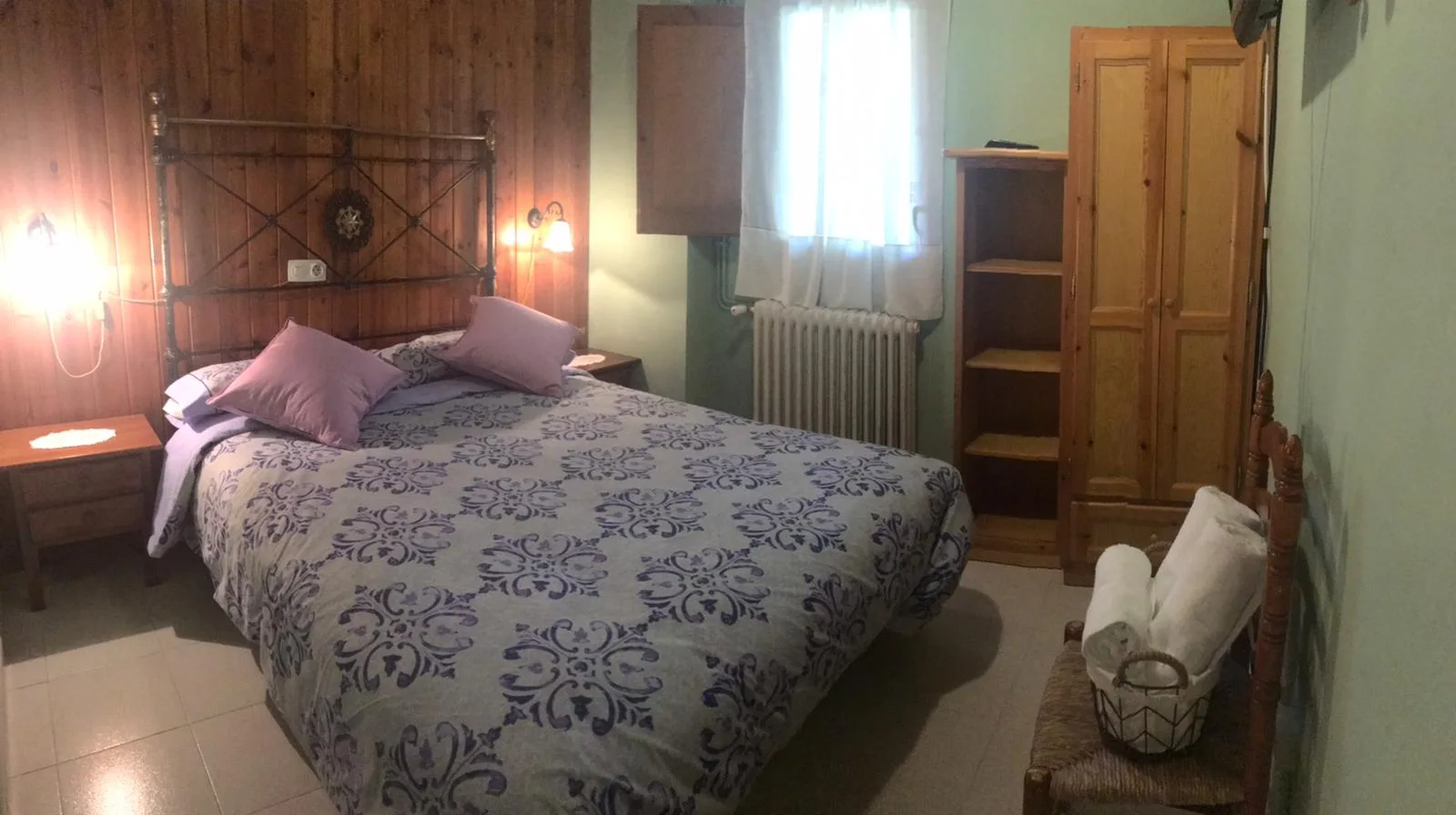 Habitación con cama de matrimonio en Cal Farragetes