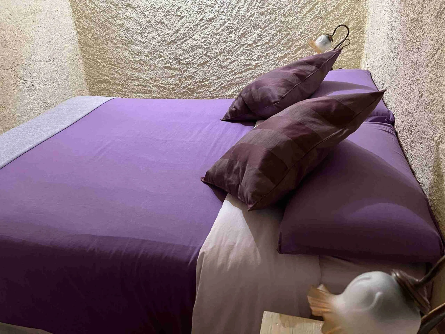 Habitación con cama de matrimonio en Cal Gabriel