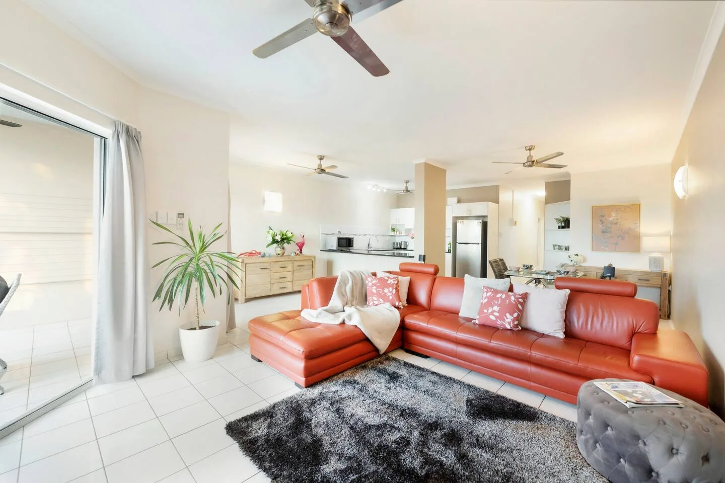 La amplia sala de estar, con toques de color rojo y una decoración elegante, te hará sentir como en casa.
