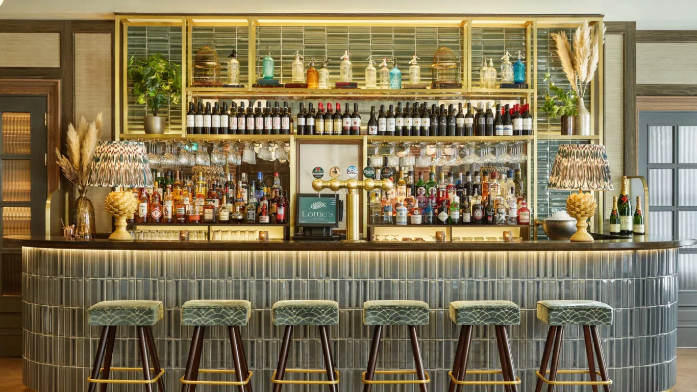 Bar del hotel con asientos e iluminación ambiental.