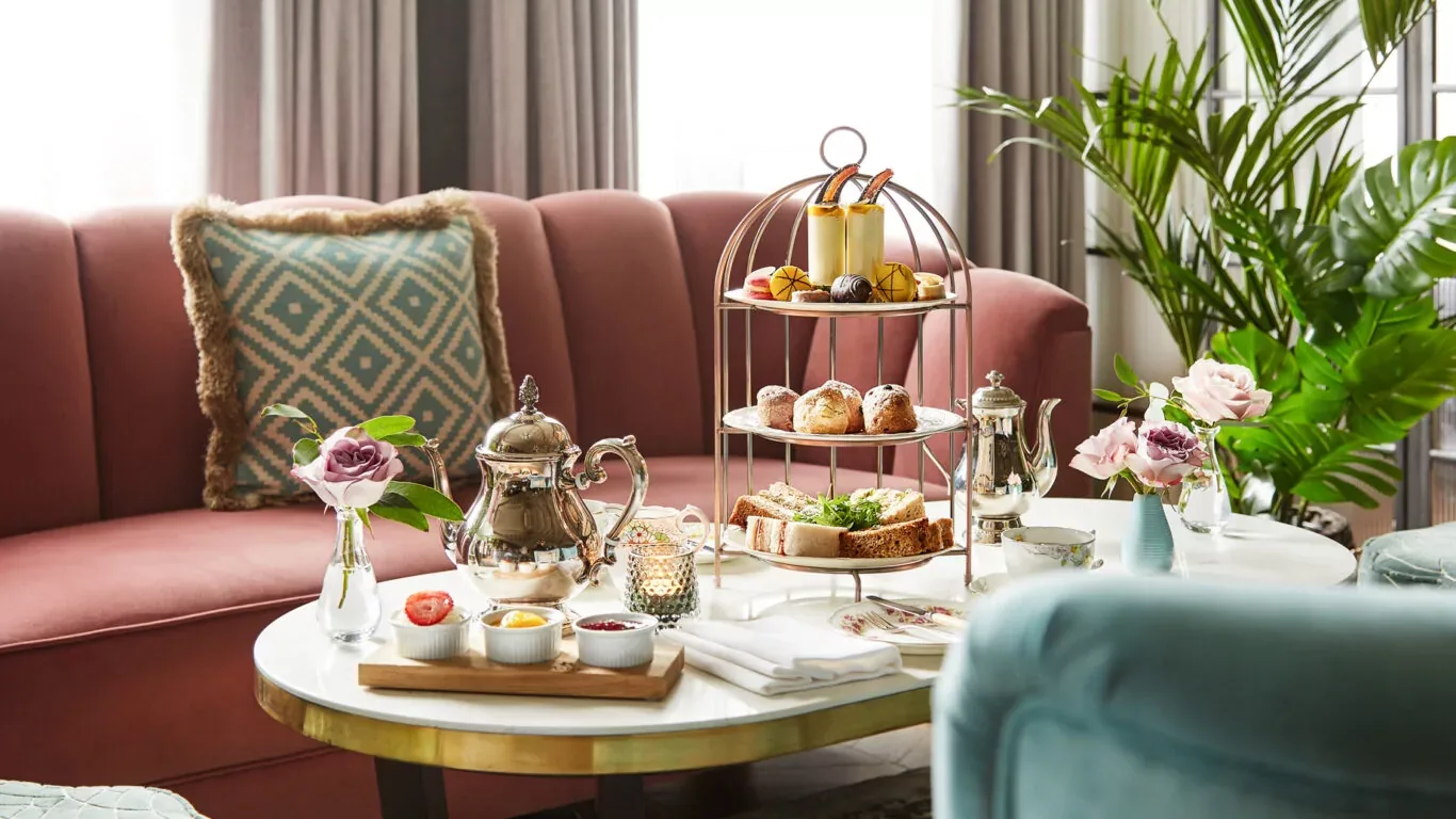 Servicio de té de la tarde en un salón del hotel.