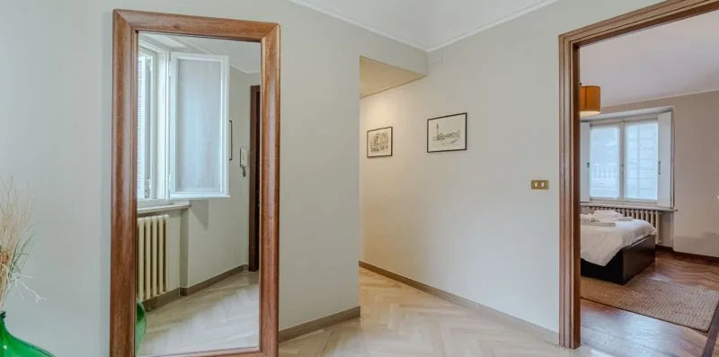 Un pasillo interior con puertas que dan a habitaciones contiguas.