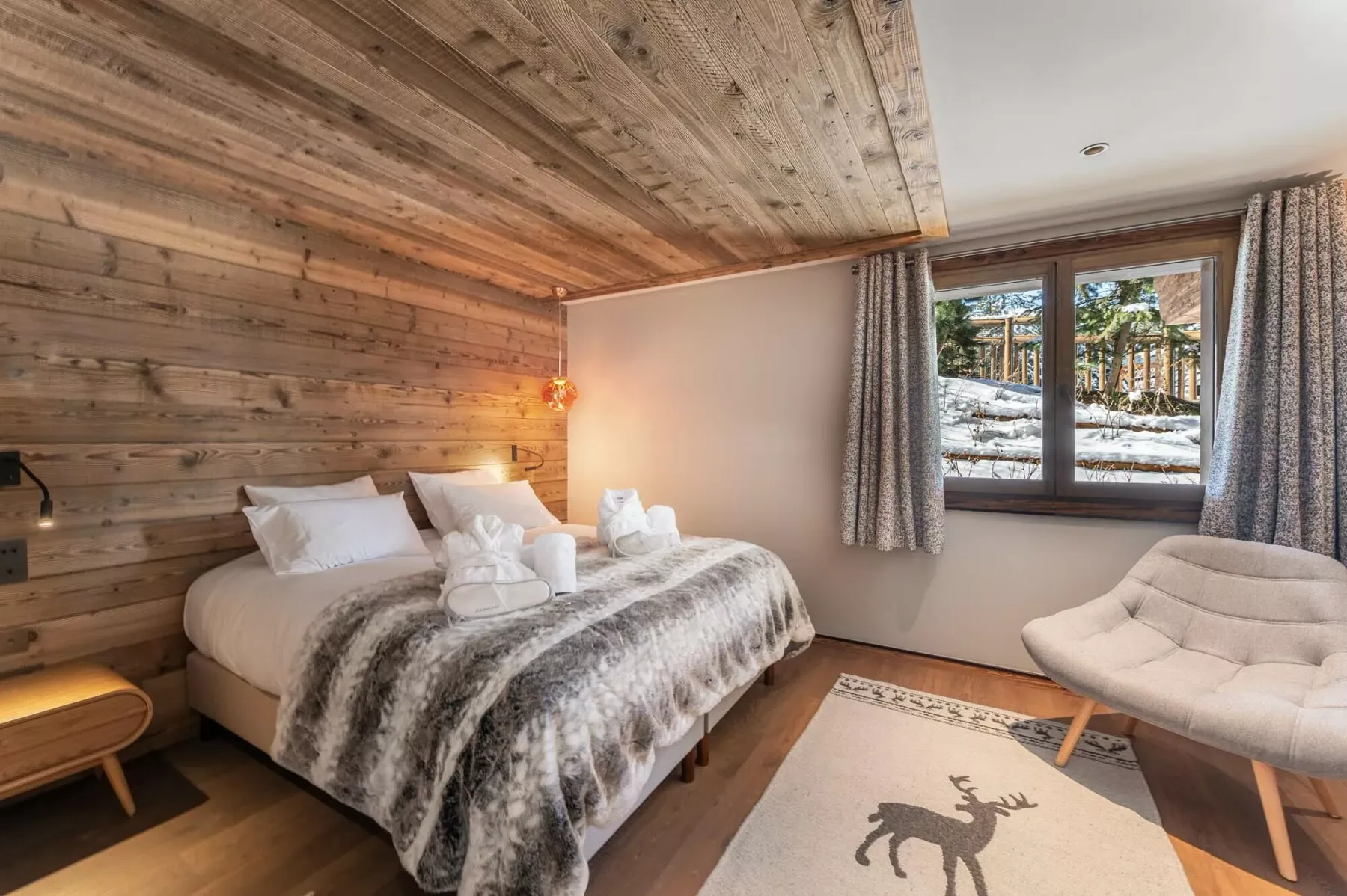 Dormitorio con una cama bien arreglada, una ventana y una alfombra clara.