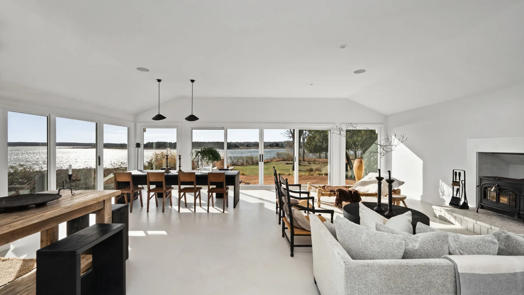 Una luminosa sala de estar y comedor ofrece una amplia vista a través de grandes ventanas.