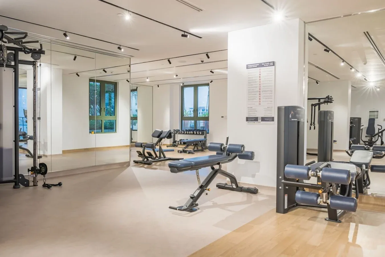 Un gimnasio luminoso con máquinas de ejercicio y equipo de musculación.
