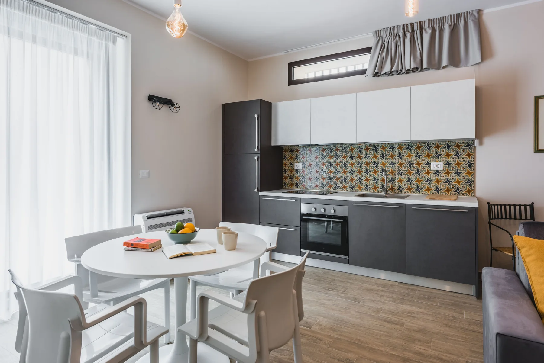 Una cocina luminosa con una mesa junto a la encimera.