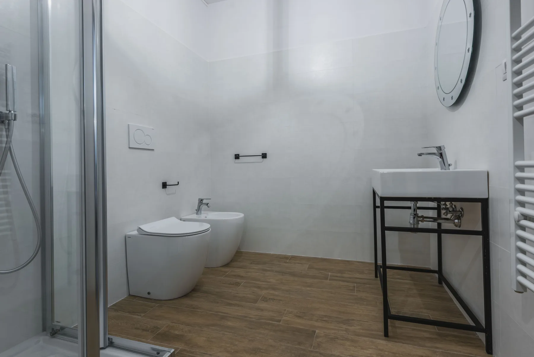 Un baño moderno con ducha, inodoro y lavabo.