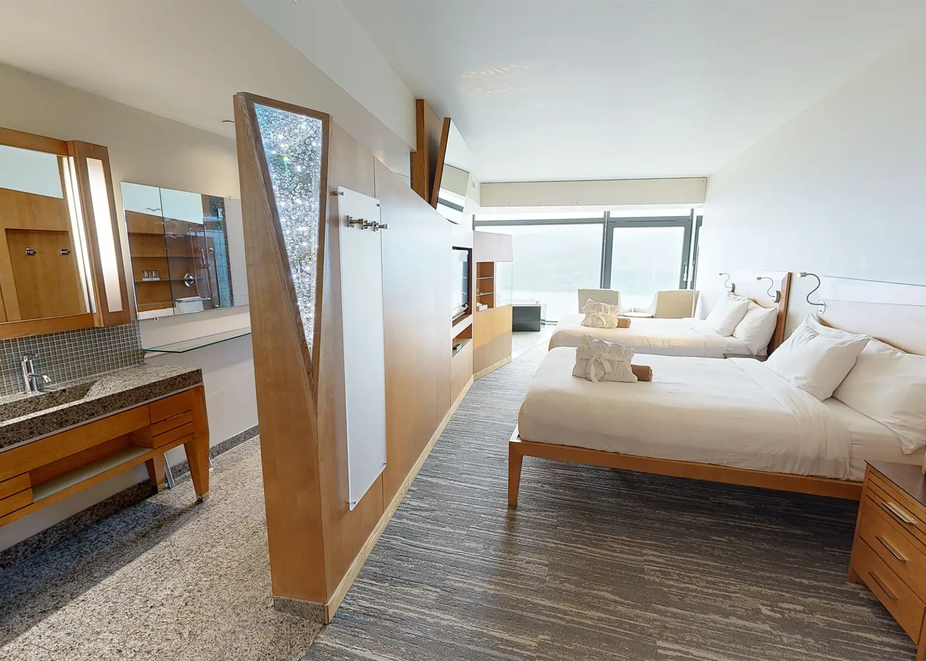 Habitación con vista al lago y camas queen