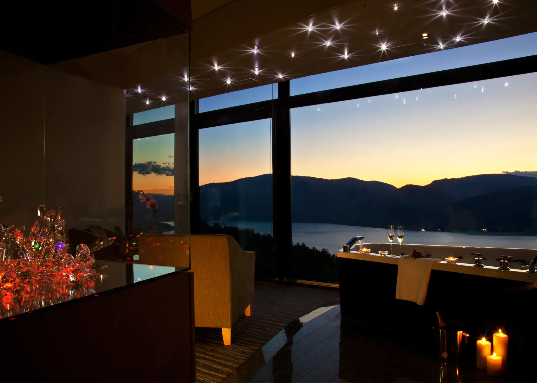 Habitación con vista al lago de noche